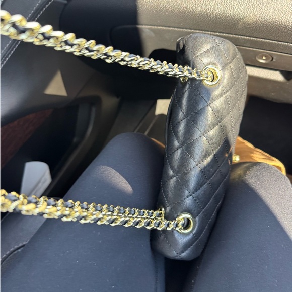 Elegant Black Quilted Shoulder Bag with Gold Details - Picture 6 of 7